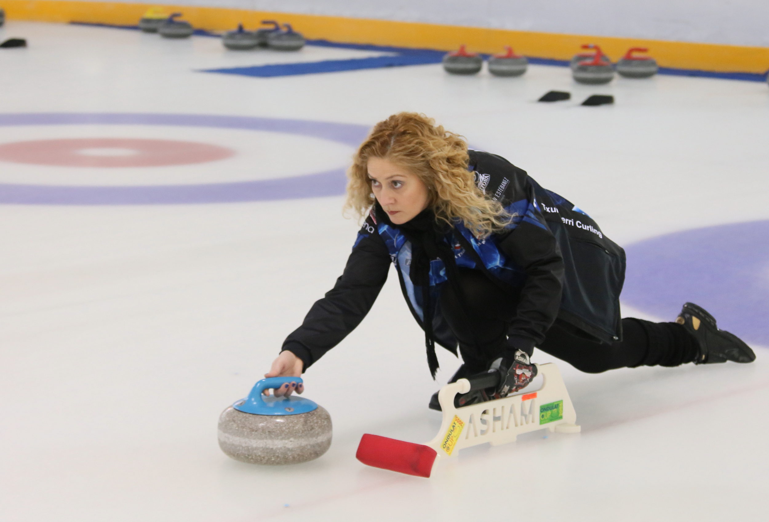 , Txuri Berri Cafés Aitona y Harrikada Bat toman la delantera tras dos jornadas del Campeonato de España femenino de curling, Real Federación Española Deportes de Hielo