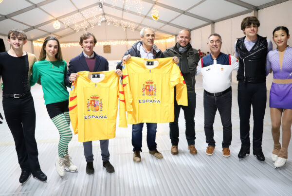 , La primera pista &#8216;ice4city&#8217; queda inaugurada en León con una espectacular exhibición de patinaje, Real Federación Española Deportes de Hielo