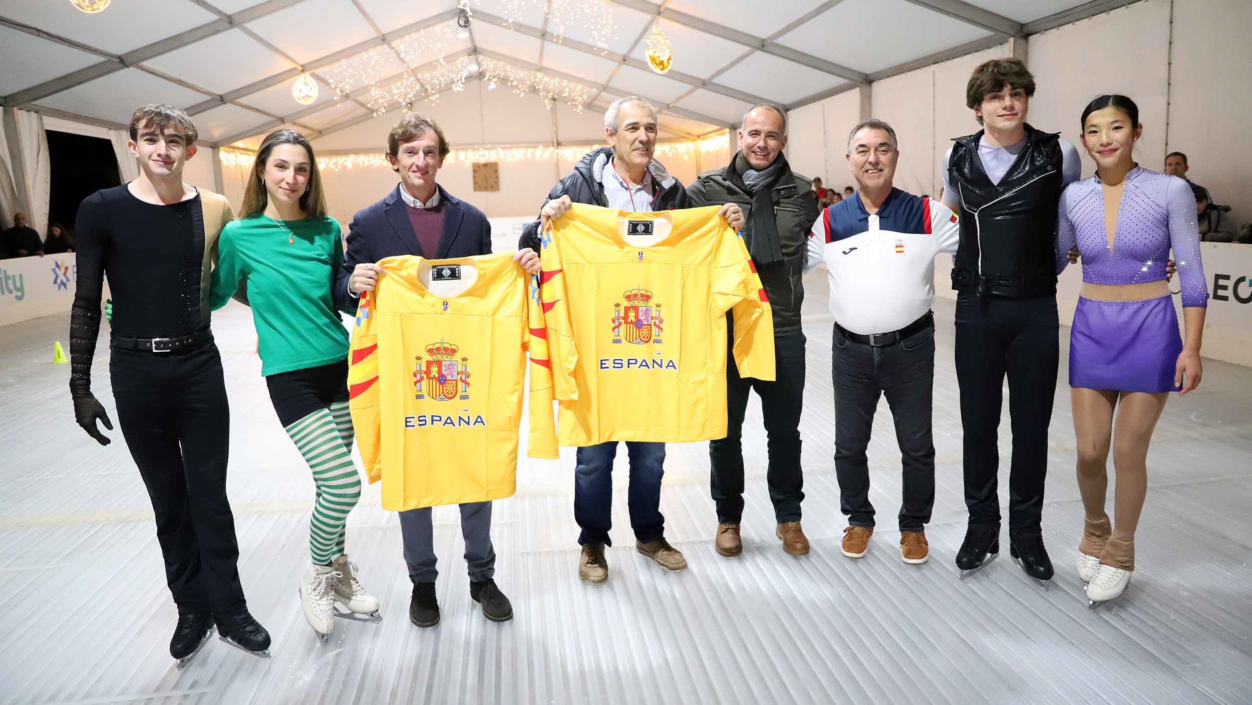 , La primera pista &#8216;ice4city&#8217; queda inaugurada en León con una espectacular exhibición de patinaje, Real Federación Española Deportes de Hielo